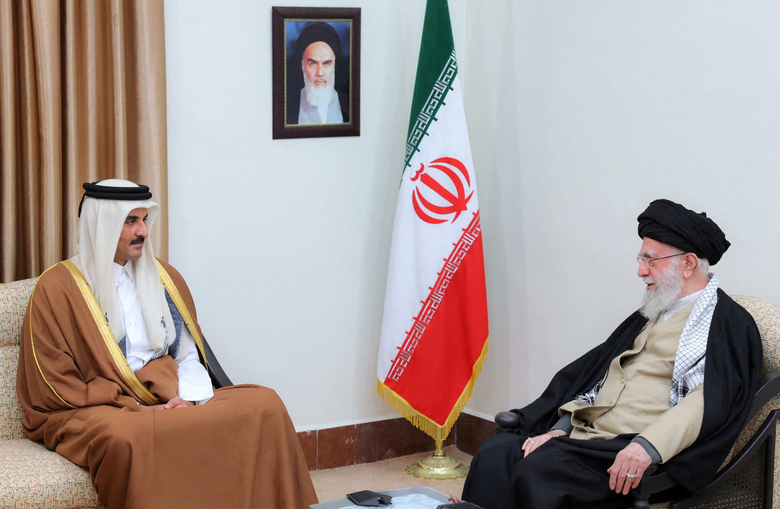 ইরানের প্রয়াত নেতা আয়াতুল্লাহ আলি খামেনির সঙ্গে কাতারের আমিরের বৈঠক। ফাইল ছবি: রয়টার্স