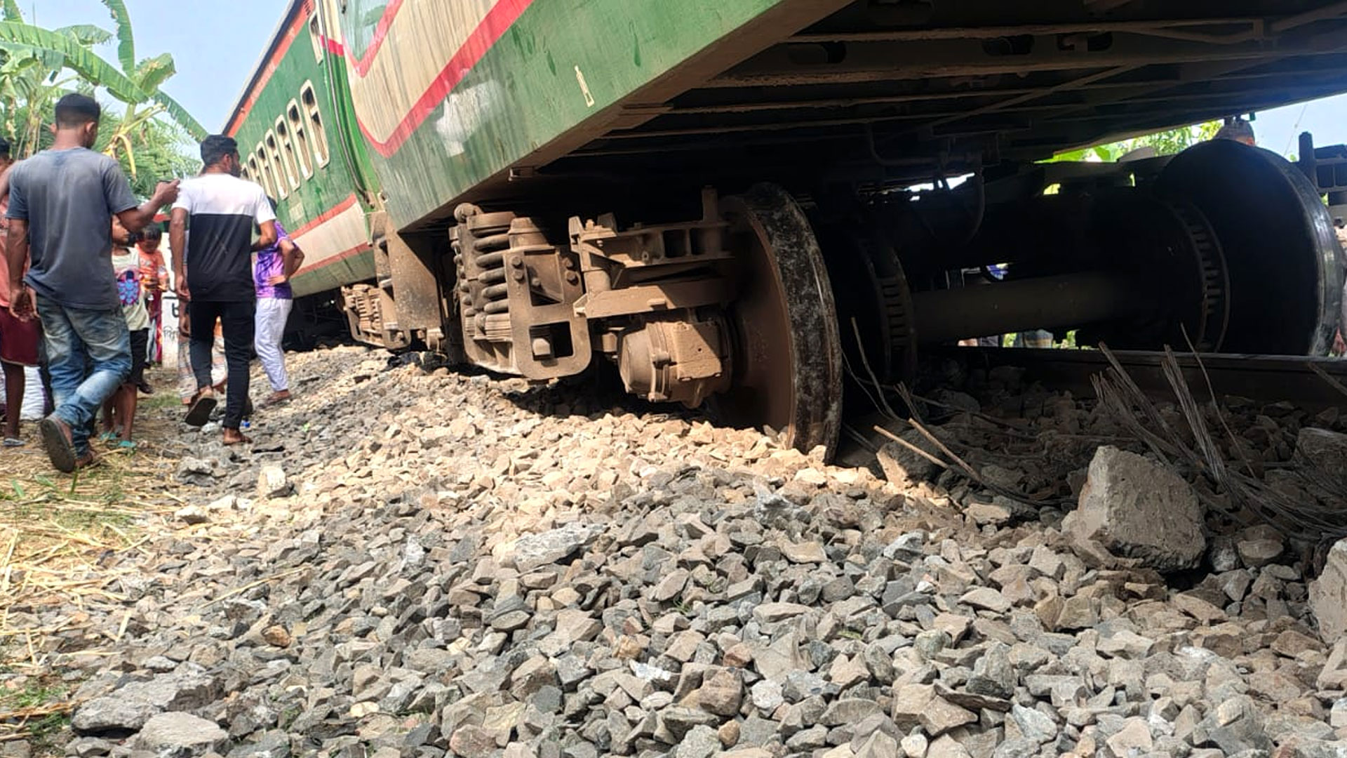 নীলসাগর এক্সপ্রেস লাইনচ্যুত