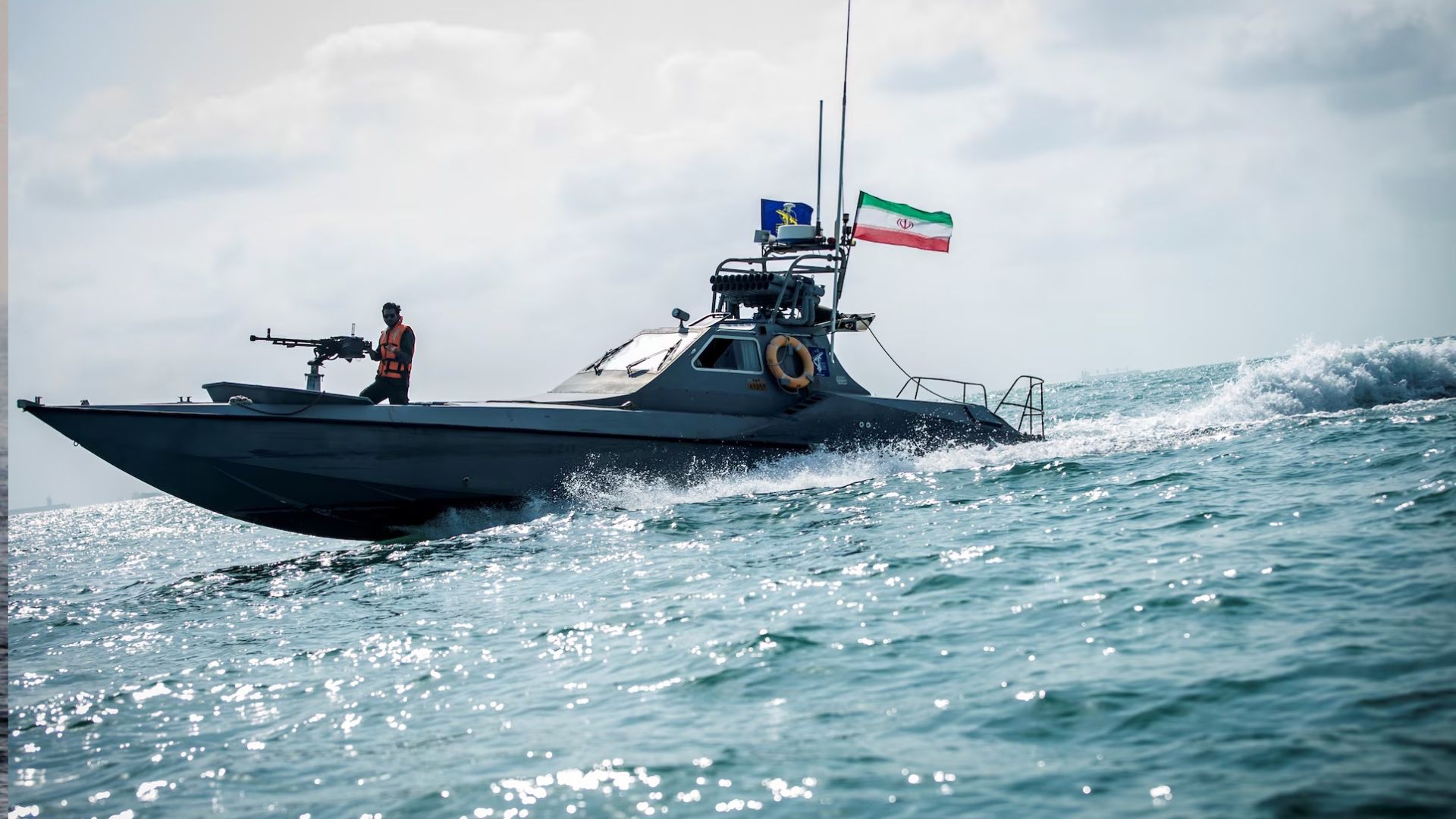 ইরানের বন্দর আব্বাসের উপকূলের কাছে দ্রুতগামী ছোট নৌযান। আগস্ট, ২০১৯। ছবি: রয়টার্স