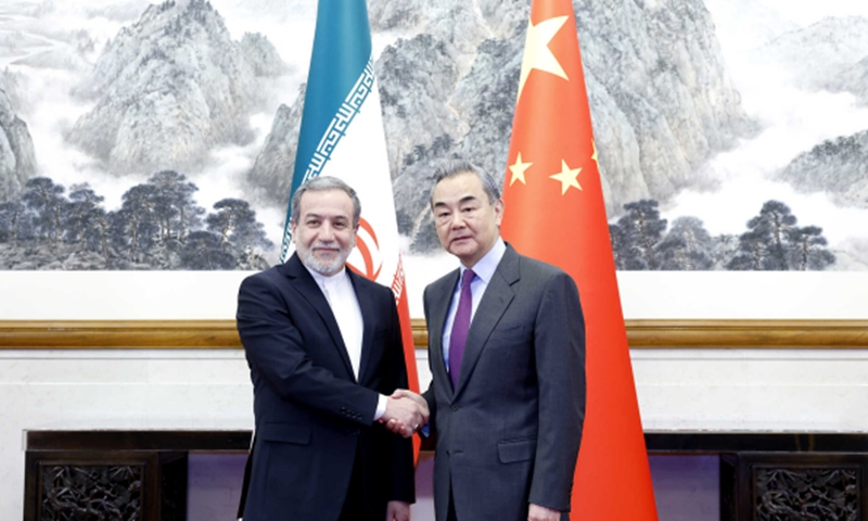 ইরানের পররাষ্ট্রমন্ত্রী আব্বাস আরাঘচি ও চীনের পররাষ্ট্রমন্ত্রী ওয়াং ই। ফাইল ছবি: রয়টার্স