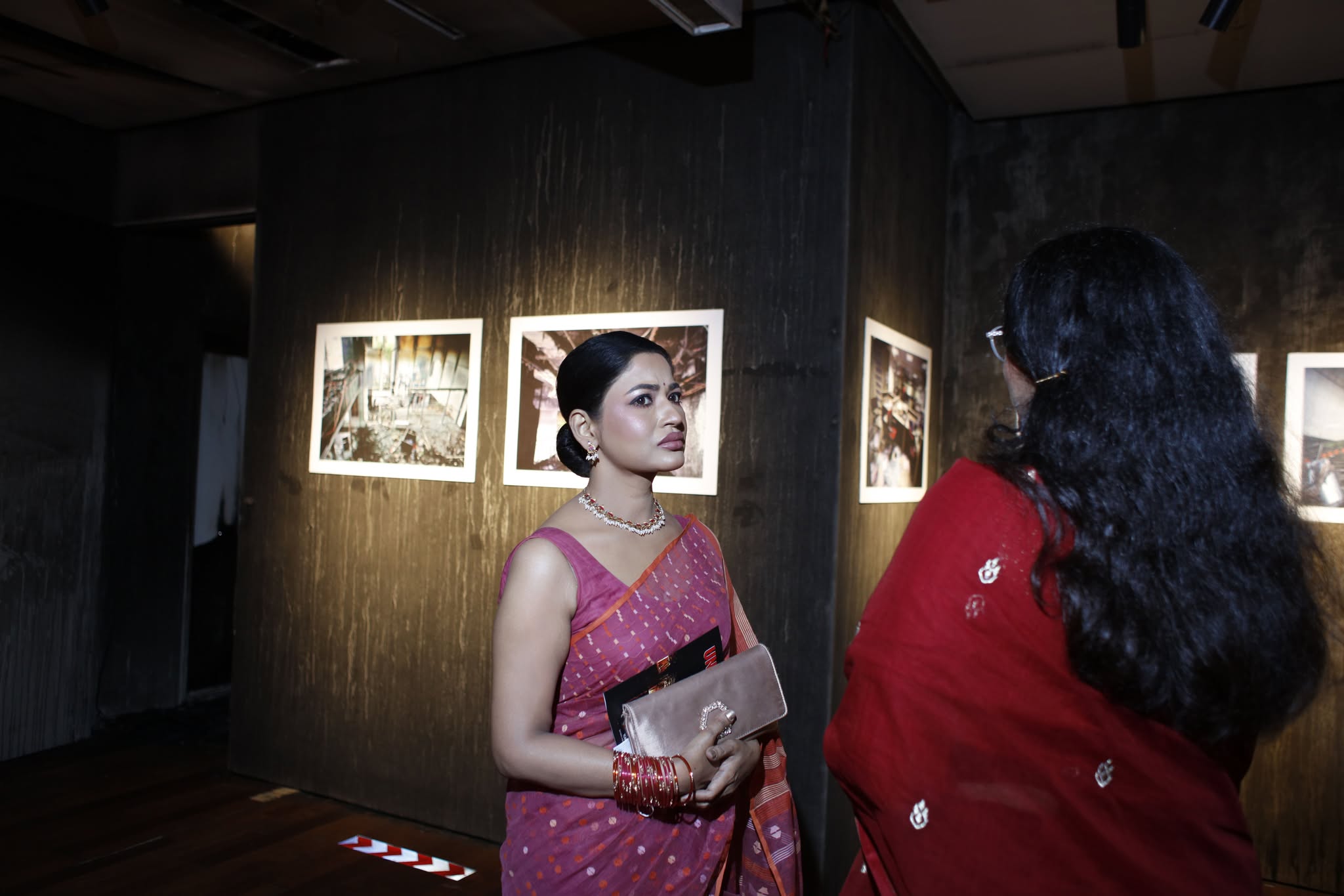 প্রদর্শনী দেখছেন বাঁধন। ছবি: স্টার