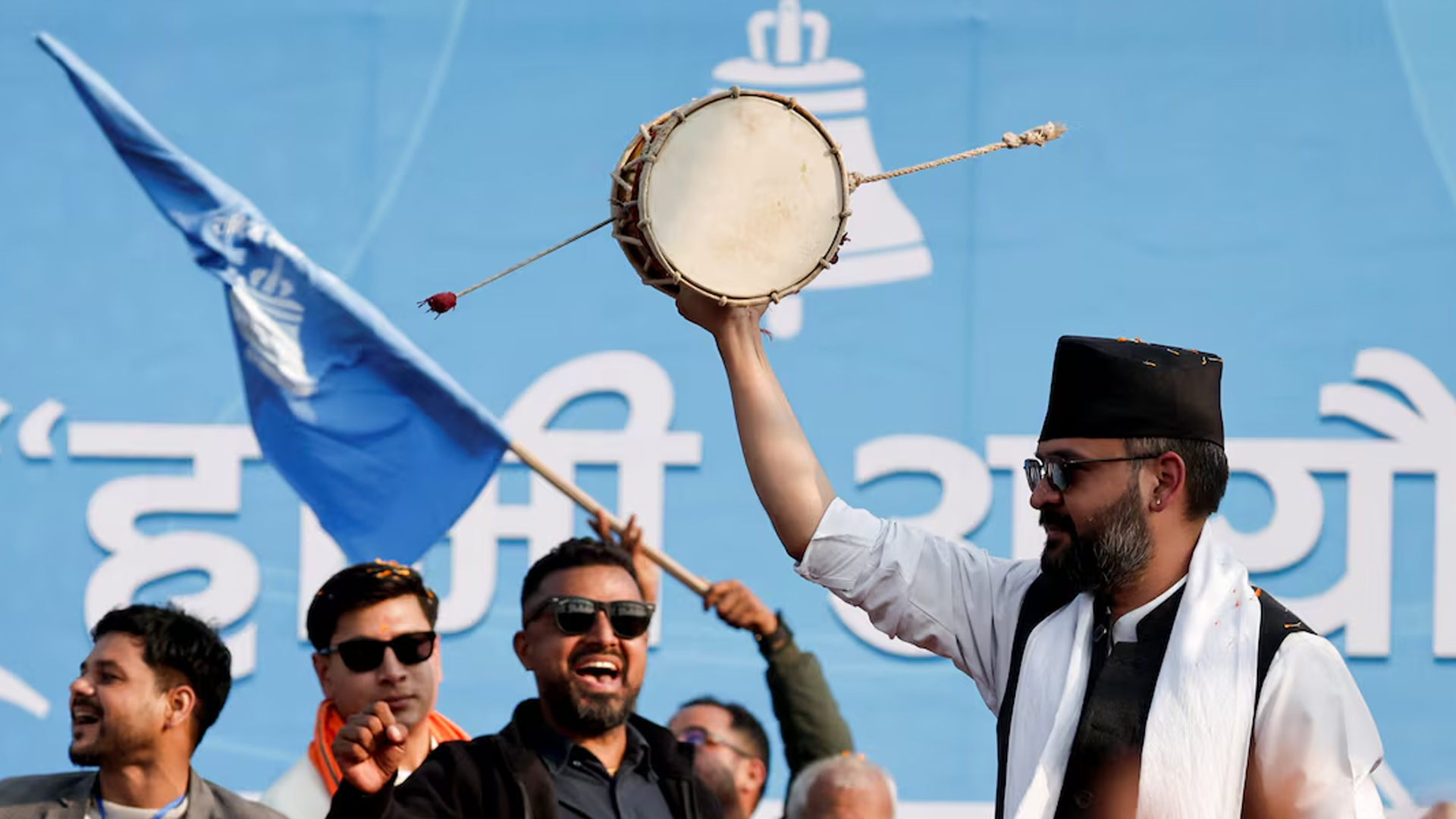 বালেন নামে বেশি পরিচিত কাঠমান্ডুর সাবেক মেয়র বালেন্দ্র শাহ পরিচিত রাষ্ট্রীয় স্বতন্ত্র পার্টি থেকে নির্বাচনে অংশ নিচ্ছেন। নির্বাচনী প্রচারণার সময় তাকে ডামরু বাদ্যযন্ত্র বাজাতে দেখা যাচ্ছে। ছবি: রয়টার্স
