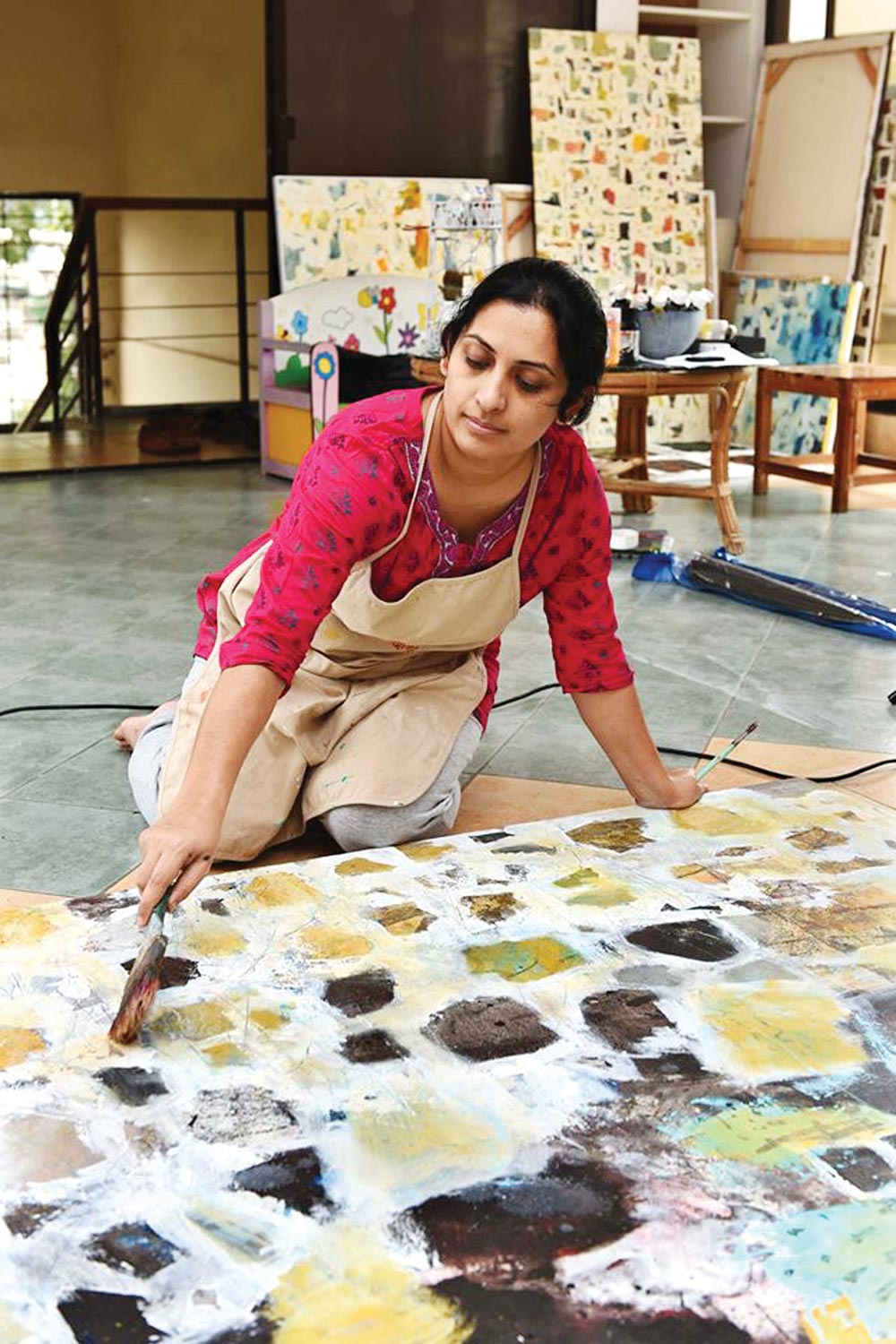 ক্যানভাসের সামনে বিপাশা। ছবি: সংগৃহীত