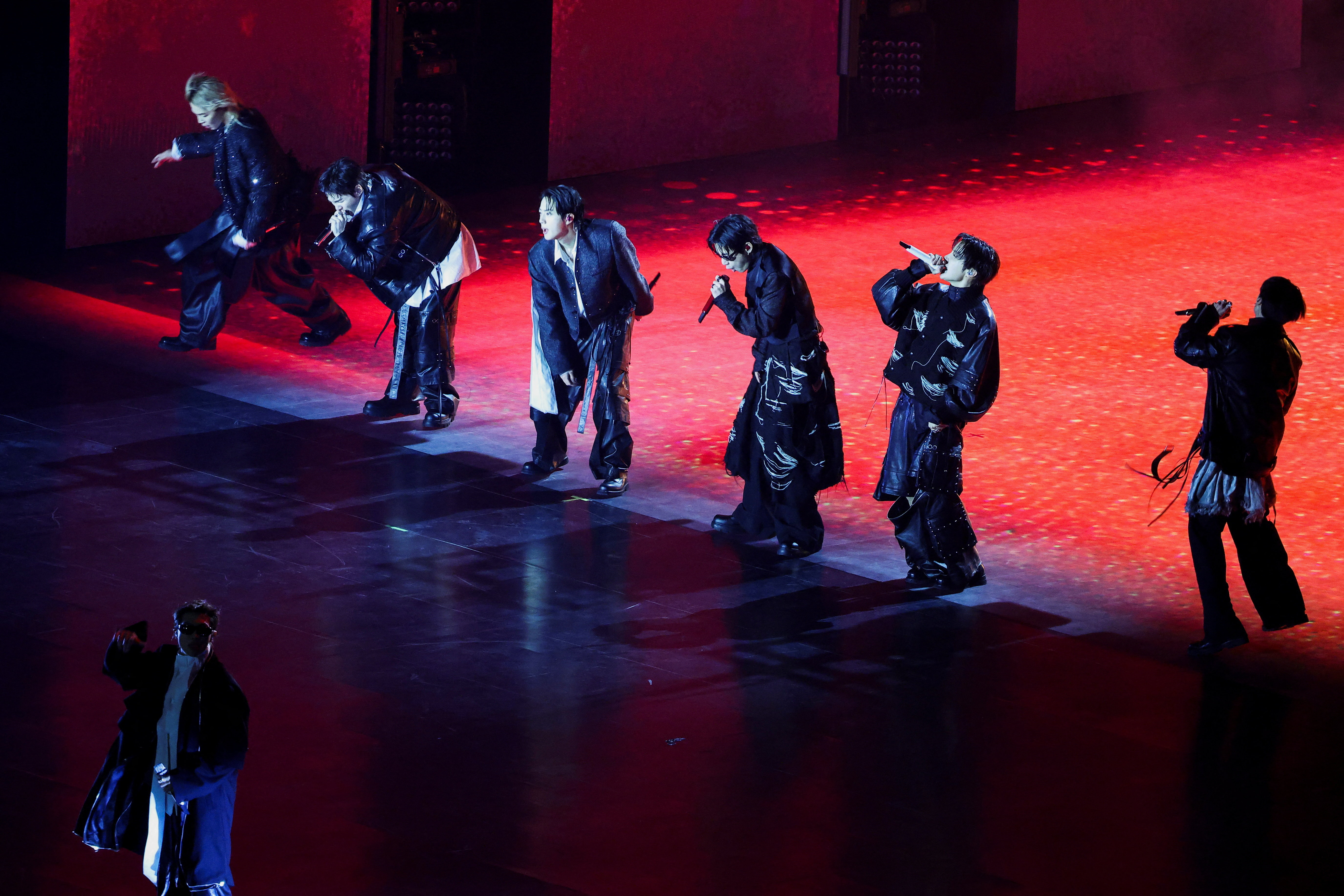 গান পরিবেশন করছেন বিটিএসের সাত সদস্য। ছবি: রয়টার্স