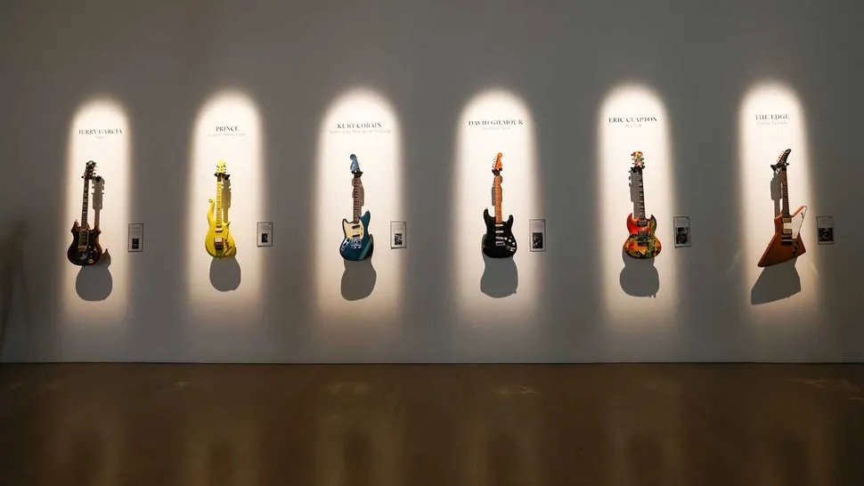 নিলামে ওঠা গিটার।