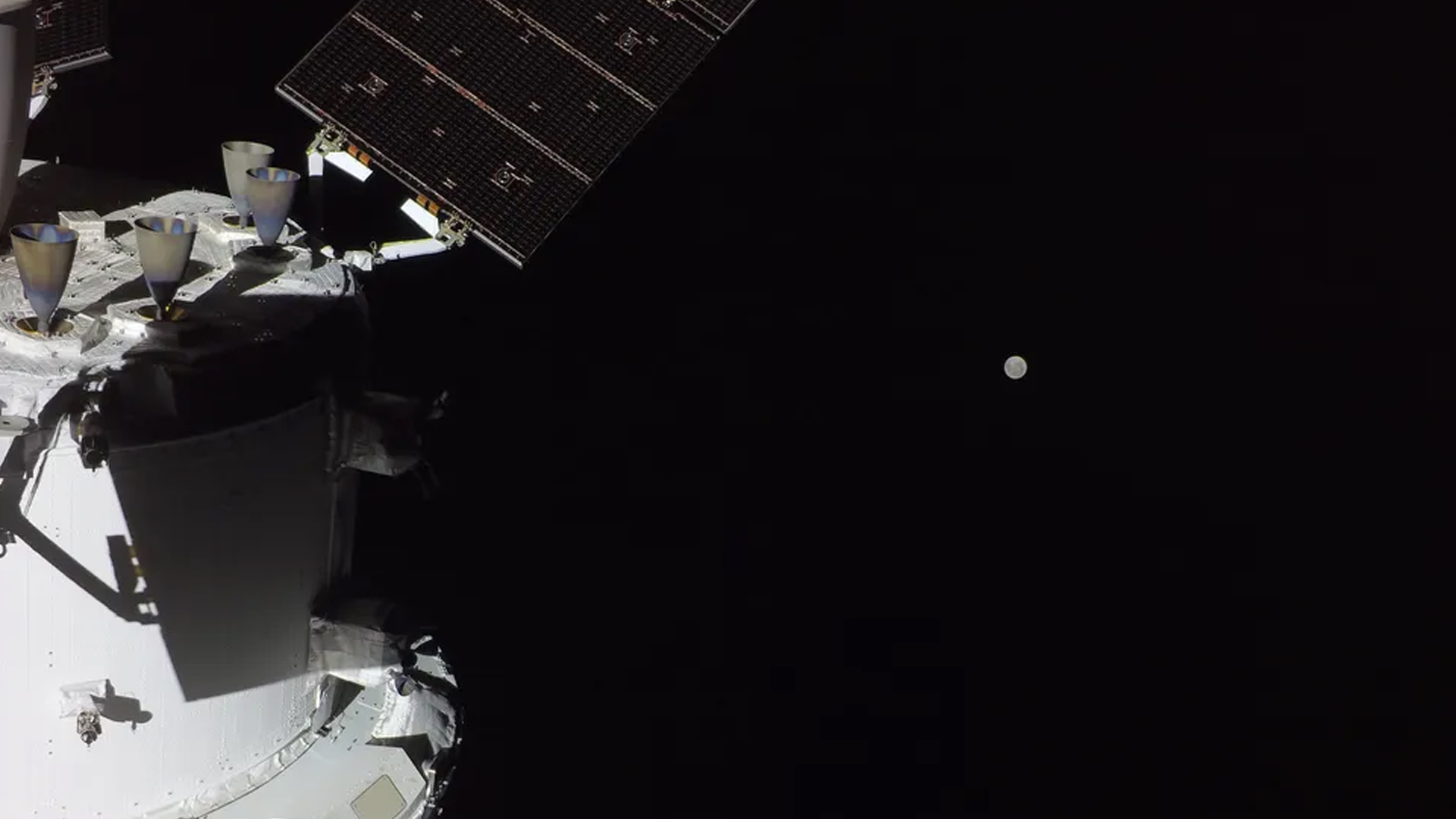 আর্টেমিস-২ মিশনের অরিয়ন স্পেসক্রাফট থেকে তোলা ছবি। এটি চাঁদের পথে যাওয়ার সময় তোরা হয়েছে। ছবি: নাসা