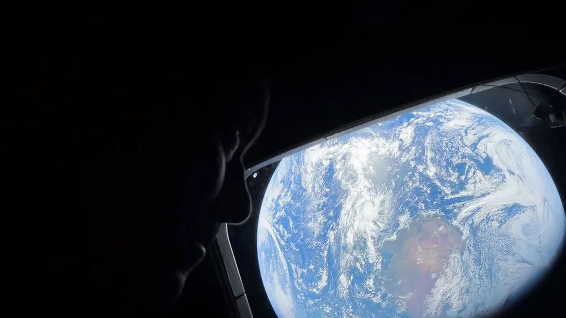 আর্টেমিস-২ এর কমান্ডার রিড ওয়াইজম্যান অরিয়ন স্পেসক্রাফটের ভিতর থেকে পৃথিবী দেখছেন এক নভোচারী। ছবি: নাসা