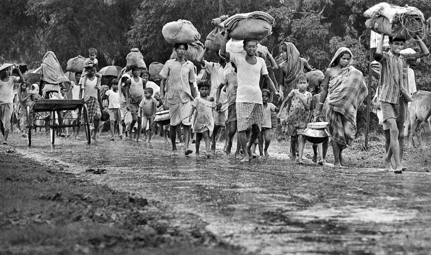 শরণার্থী হয়ে দেশ ত্যাগ।  রঘু রাইয়ের তোলা এই ছবিটি মুক্তিযুদ্ধের শরণার্থীদের উপর তোলা সবচেয়ে আইকনিক ছবি।