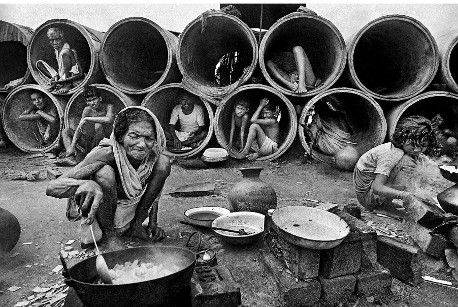 কংক্রিটের পাইপের ঘুপচিতে আশ্রয় নিয়েছেন অসংখ্য শরণার্থী।