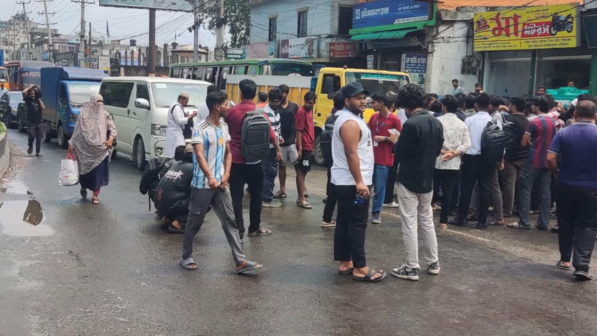 সাভারে মহাসড়ক অবরোধ