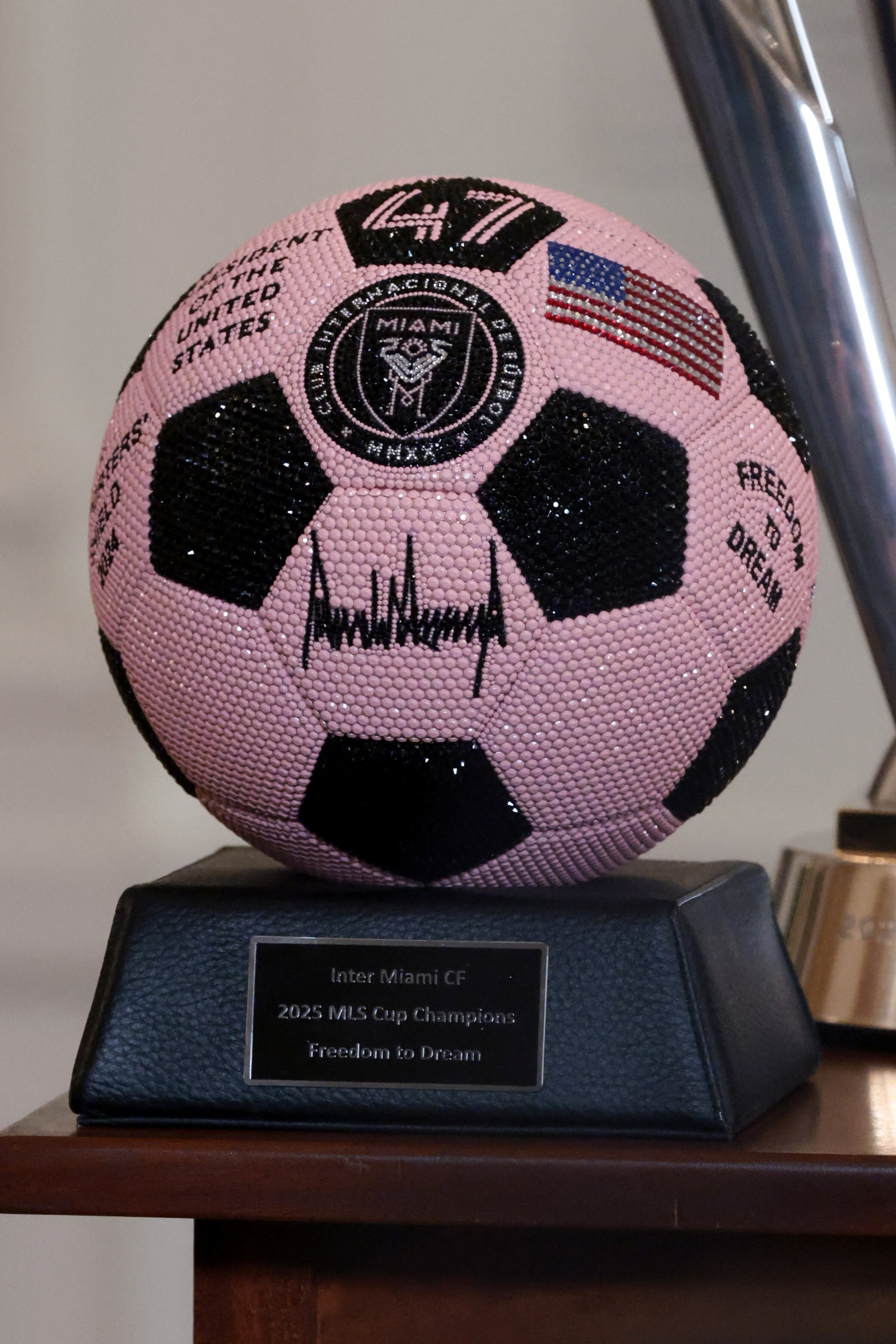 ইতোমধ্যে ফুটবলে নিজের সই দিয়েছেন ট্রাম্প। ছবি: রয়টার্স