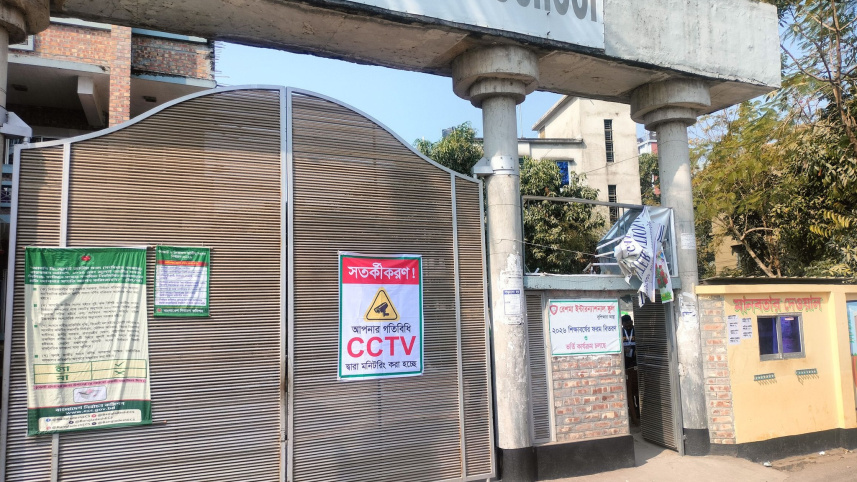 গোপালগঞ্জের রেশমা ইন্টারন্যাশনাল স্কুল ভোটকেন্দ্রে ককটেল বিস্ফোরণ। ছবি: স্টার