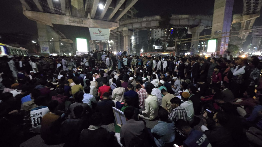  শাহবাগে ইনকিলাব মঞ্চের নেতাকর্মীরা। ছবি: স্টার