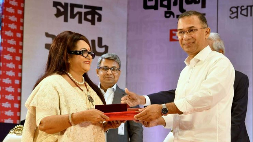 প্রধানমন্ত্রী তারেক রহমানের হাত থেকে একুশে পদক গ্রহণ করেন নন্দিত অভিনেত্রী ববিতা। ছবি: সংগৃহীত