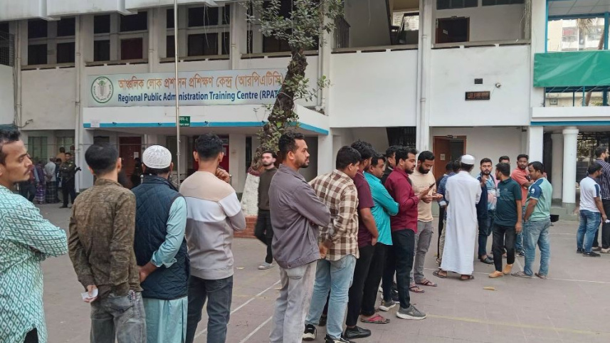 চট্টগ্রাম-১০ আসনের নারীদের এক কেন্দ্রে পুরুষ এজেন্ট নিয়ে বিতর্ক, ভোটগ্রহণে দেরি