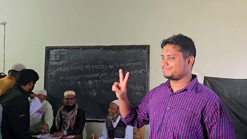 কুমিল্লা–৪ আসনে ১১ দলীয় জোটের প্রার্থী হাসনাত আবদুল্লাহ ভোট দিয়েছেন। ছবি: স্টার 