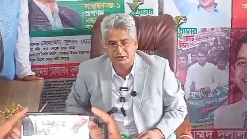 রূপগঞ্জ উপজেলায় নিজ বাড়িতে সংবাদ সম্মেলন ডেকে সিদ্ধান্তের কথা জানান মো. দুলাল হোসেন। ছবি: সংগৃহীত