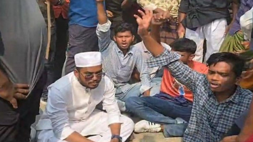 সড়কে অবস্থান নেন হান্নান মাসউদ।