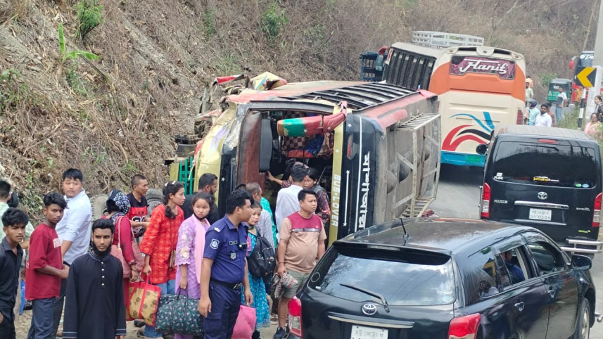 রাঙ্গামাটি-চট্টগ্রাম মহাসড়কে বাসটি উল্টে যায়। ছবি: সংগৃহীত