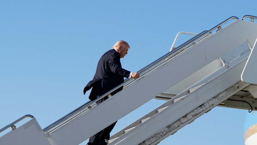 এয়ার ফোর্স ওয়ানে উঠছেন ট্রাম্প। ছবি: রয়টার্স