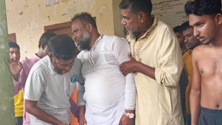 ইউনিয়ন পরিষদ চত্বরে মারধরের ঘটনা ঘটে। ছবি: সংগৃহীত