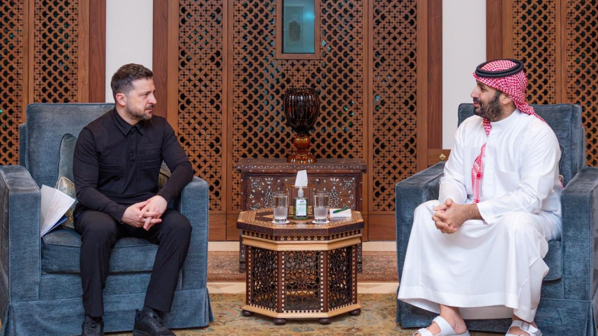 ইউক্রেনের প্রেসিডেন্ট জেলেনস্কির সঙ্গে সৌদি যুবরাজ বিন সালমানের বৈঠক। ছবি: রয়টার্স