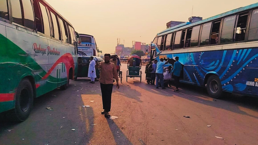 সোমবার বিকেলে গাবতলী বাস টার্মিনালের চিত্র। ছবি: শাহীন মোল্লা/স্টার
