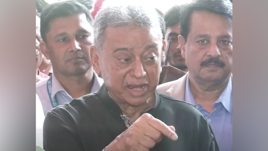 সাংবাদিকদের সঙ্গে কথা বলছেন অর্থমন্ত্রী আমীর খসরু মাহমুদ চৌধুরী। ছবি: ভিডিও থেকে নেওয়া