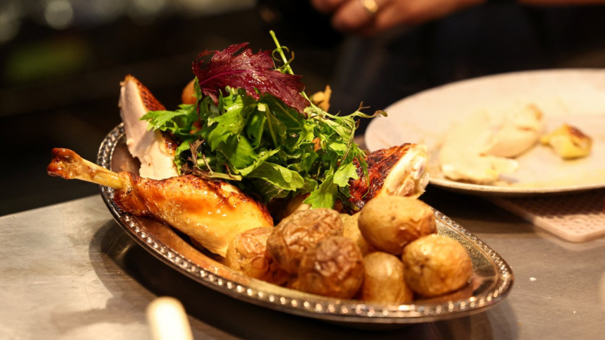 ব্রুকলিনের ফরাসি রেস্তোরাঁ জিজিস এর ৪০ ডলারের হাফ চিকেন। ছবি: এএফপি