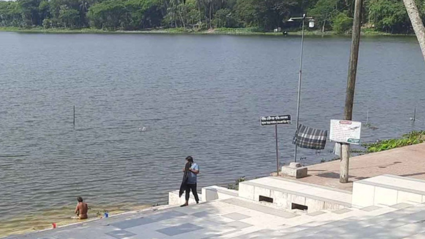বাগেরহাটের খানজাহান আলীর (রহ.) মাজার সংলগ্ন দিঘি পাড়ে গত ৮ এপ্রিল ঘটনাটি ঘটে। ছবি: সংগৃহীত