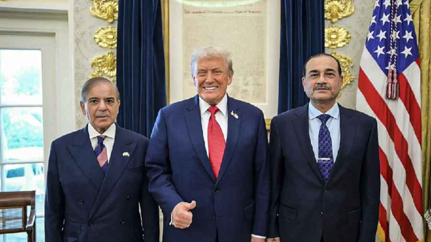 হোয়াইট হাউসে ট্রাম্পের সঙ্গে পাকিস্তানের সেনাপ্রধান আসিম মুনির ও প্রধানমন্ত্রী শেহবাজ শরীফ। ফাইল ছবি: সংগৃহীত (২০২৫)
