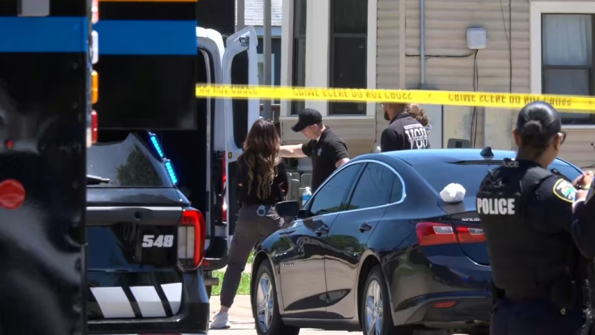 লুইজিয়ানায় বন্দুক হামলায় ৮ শিশু নিহতের পর পুলিশ ঘটনাস্থলে উপস্থিত হয়। ছবি: যুক্তরাষ্ট্রের স্থানীয় গণমাধ্যম থেকে সংগৃহীত