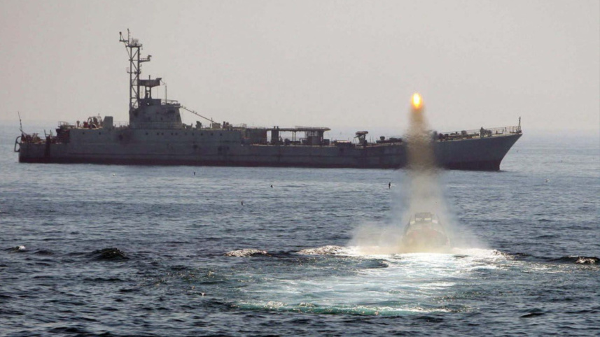 পারস্য উপসাগরে ইরানের ছোট নৌযান থেকে জাহাজে হামলার দৃশ্য। ছবি: রয়টার্স