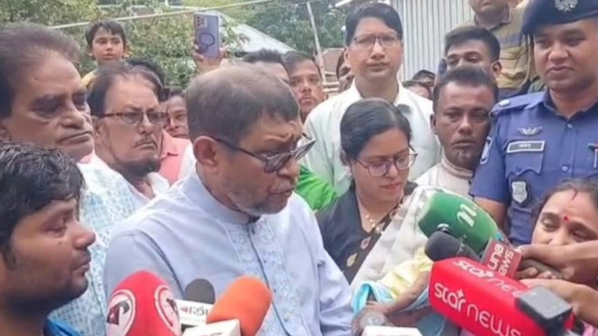 সাংবাদিকদের সঙ্গে কথা বলছেন স্বাস্থ্যমন্ত্রী সরদার মো. সাখাওয়াত হোসেন। ছবি: স্টার