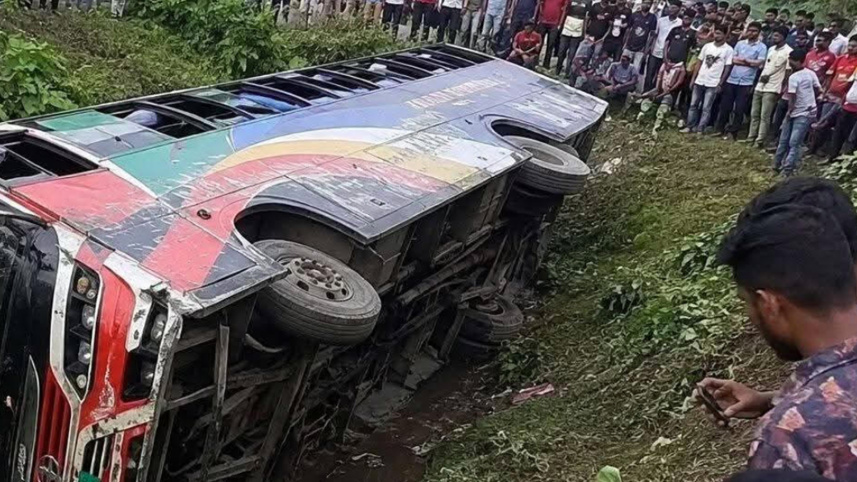  খাদে পড়ে যাওয়া বাসটি। ছবি: স্টার
