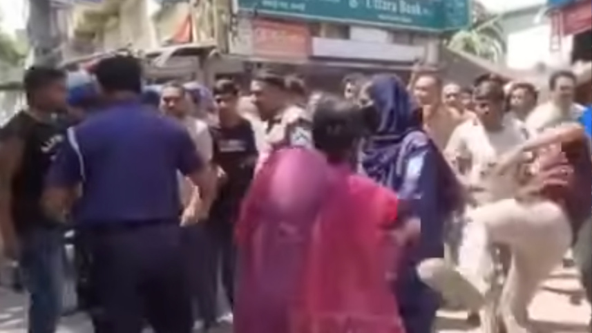 পুলিশের সামনে ওই নারীকে লাথি মারছেন এক যুবক। ছবি: ভিডিও থেকে নেওয়া