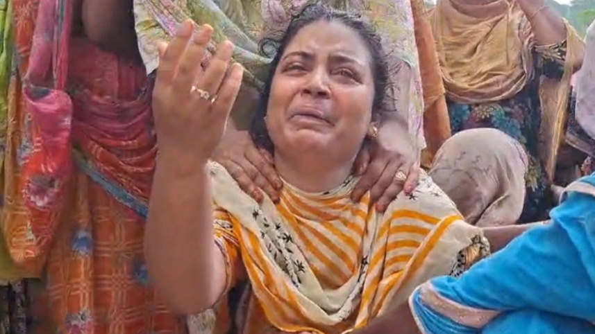  মৃত সিহাব হোসেনের মায়ের আহাজারি। ছবি: স্টার