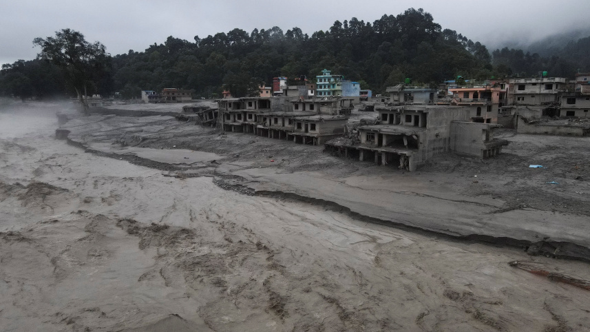 নেপালের নুয়াকোট জেলার দেবীঘাটে প্রাণঘাতী আকস্মিক বন্যা ও কাদার স্রোতের পর কাদায় ঢেকে যাওয়া ক্ষতিগ্রস্ত ভবনগুলোর পাশ দিয়ে বয়ে যাচ্ছে ত্রিশূলী নদী। ড্রোন থেকে তোলা ছবি। ছবি: রয়টার্স