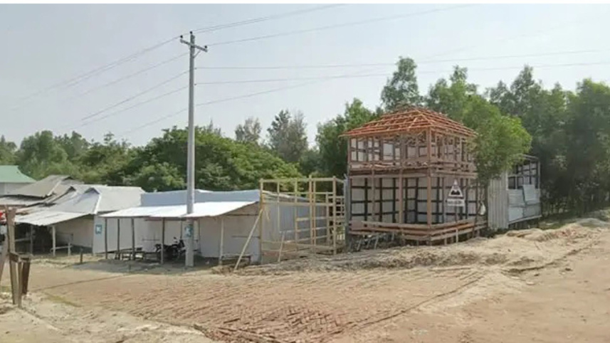 কুয়াকাটার গঙ্গামতি এলাকায় বেড়িবাঁধে অবৈধ স্থাপনা। ছবি: সোহরাব হোসেন