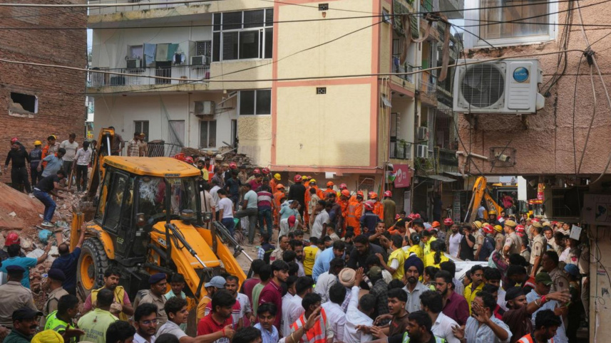 নয়াদিল্লিতে পাঁচতলা ভবন ধস। ছবি: দ্য হিন্দু