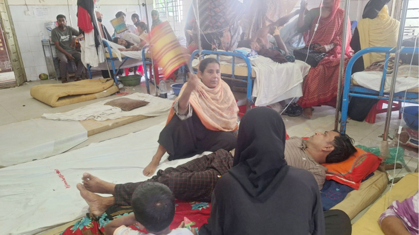 হাসপাতালে এক রোগীকে হাতপাখা দিয়ে বাতাস করা হচ্ছে। ছবি: সুশান্ত ঘোষ/স্টার