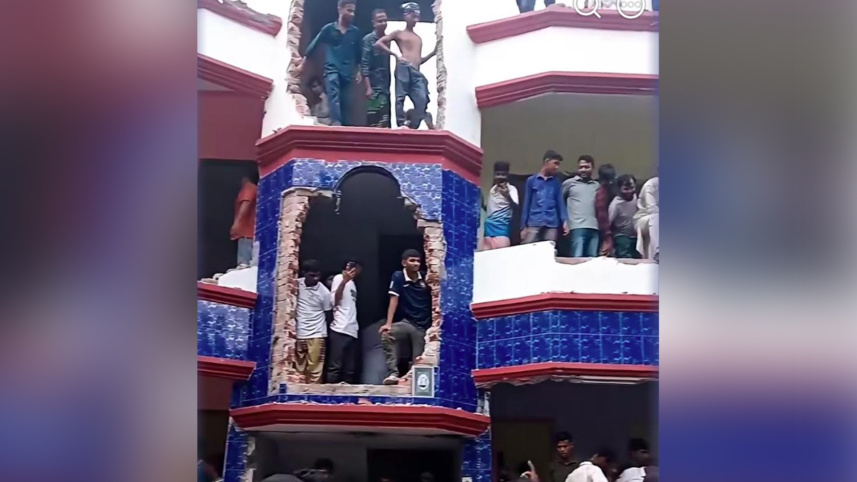 আজ দুপুরে অভিযুক্ত মোস্তফা কামালের বাড়িতে হামলা ও ভাঙচুর করা হয়। ছবি: স্টার