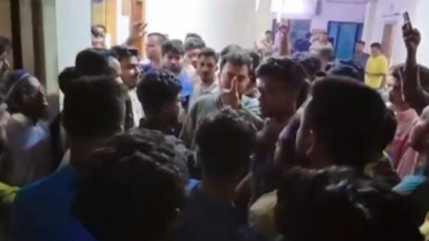 ফতুল্লা মডেল থানায় ওসি কক্ষের সামনে এনসিপি নেতা যুবাইর সরদার। ছবি: ভিডিও থেকে নেওয়া 