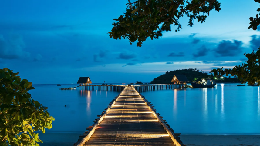 lit-jetty-lights-at-dusk