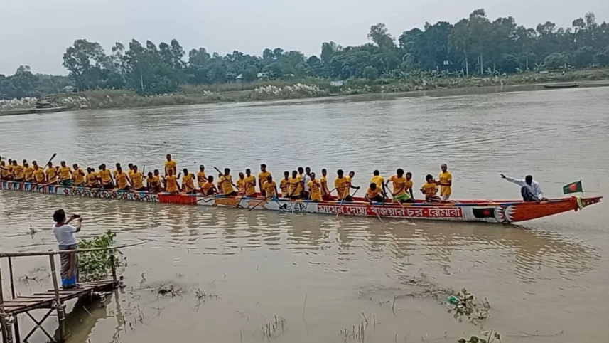 কালীগঙ্গায় নৌকাবাইচে অংশ নিচ্ছে কুড়িগ্রামের খেল্লা নৌকা ‘মায়ের দোয়া’। ছবি: সংগৃহীত