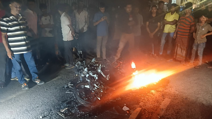 স্থানীয়রা ক্ষুব্ধ হয়ে একটি মোটরসাইকেলে আগুন দেন। ছবি: স্টার