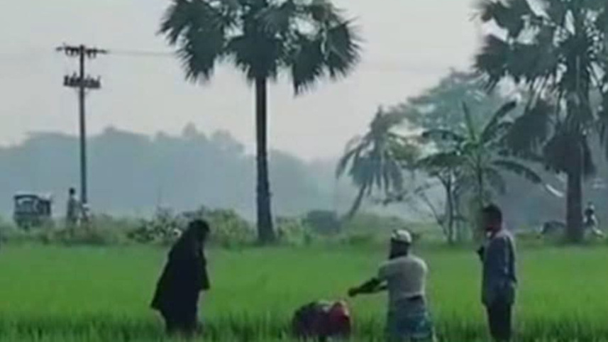  বৃহস্পতিবার ধানখেত থেকে স্কুলশিক্ষার্থীর মরদেহ করা হয়। ছবি: স্টার 