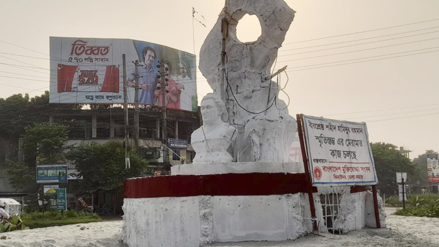   বীরশ্রেষ্ঠ হামিদুর রহমানের ভাস্কর্য থেকে পরে জুতার মালাটি সরিয়ে নেওয়া হয়। ছবি: স্টার