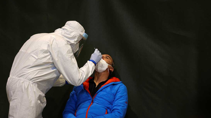 2020-12-03T105734Z_473151651_RC2MFK94Q1KA_RTRMADP_3_HEALTH-CORONAVIRUS-AUSTRIA-TESTS.jpg