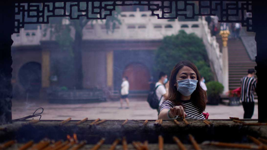 China-women-worship.jpg